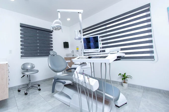 Vista general del consultorio ALDental con sillón, lámpara y ventanas