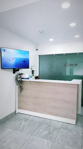 Recepción de ALDental con mostrador y logo de la clínica